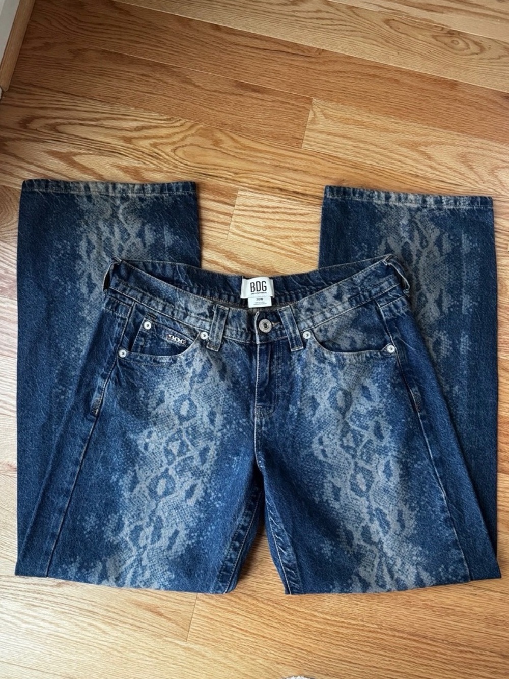 BDG Kayla Lowrise Snake Print Wide Leg Jean Blue Snakeskin Y2K Low Rise Size 30 - Picture 4 of 13